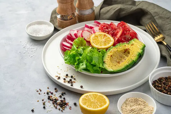 Salade Légumes Frais Avec Avocat Sur Fond Gris Vue Latérale — Photo