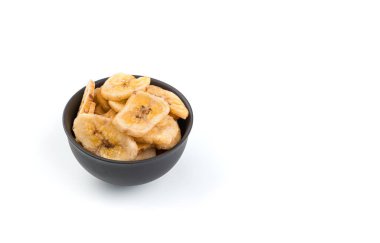 Beyaz arka planda kurutulmuş muz parçaları ve kopyalanacak bir yer. Doğal, tatlı..