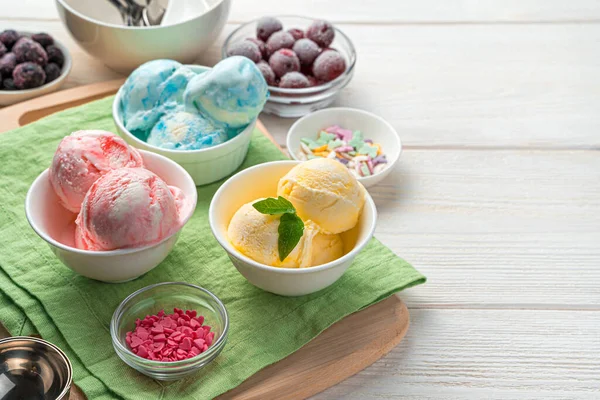 マンゴー ラズベリー ブラックベリーのアイスクリームをコピーするスペースのある軽い背景に サイドビュー クローズアップ 夏のデザート — ストック写真