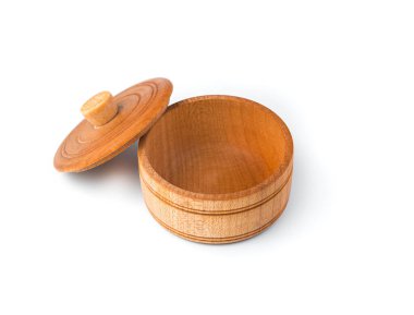 Beyaz arka planda kapağı olan boş bir ahşap tuzluk. Mutfak aksesuarları.