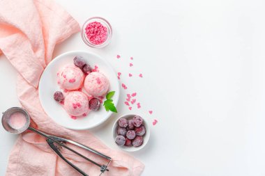 Donmuş kirazlı dondurma topları ve hafif arkaplanlı nane şekeri. Üst görünüm, alanı kopyala.