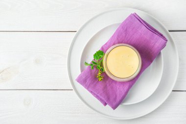 Hafif arka planda mangolu geleneksel lassi. Süt içeceği tazeleniyor. Üst görünüm, alanı kopyala.