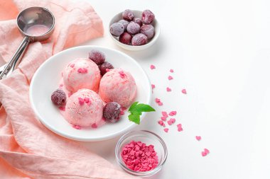 Hafif arka planda dondurulmuş dut kremalı tatlı. Böğürtlenli ve naneli vişneli dondurma.