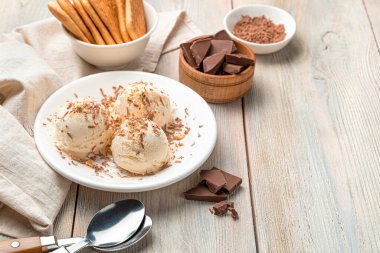 Açık bej arka planda çikolatalı dondurma ve kurabiyeler. Yan görünüm, boşluk kopyala.