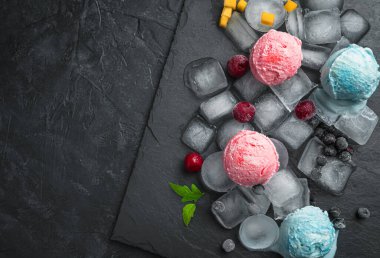 Hafif arka planda donmuş dutlu vişneli dondurma. Üst görünüm, yakın çekim.