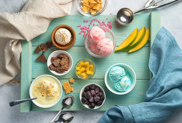Crème Glacée Différents Types Fruits Baies Congelées Sur Fond Bleu — Photo