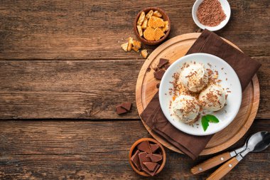 Açık bej arka planda çikolatalı dondurma ve kurabiyeler. Yan görünüm, boşluk kopyala.