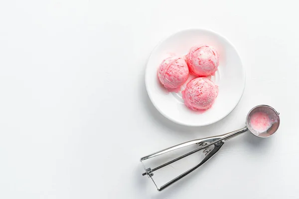 Três Bolas Sorvete Rosa Fruto Uma Chapa Branca Uma Colher — Fotografia de Stock