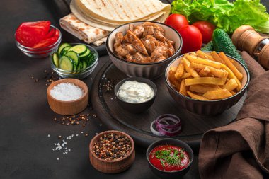 Ev yapımı shawarma, burrito, kahverengi arka planda jiroskoplar..