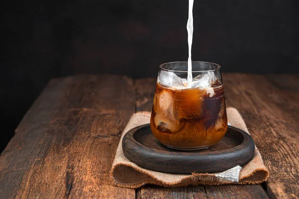 Kopi Dengan Susu Minuman Dingin Dalam Gelas Dengan Latar Belakang — Stok Foto