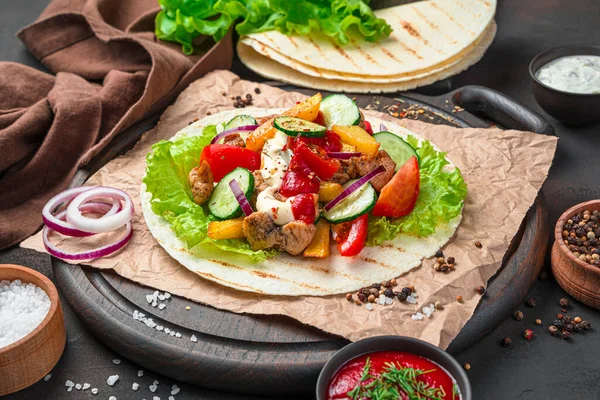 Lavash Warzywa Mięso Sosy Brązowym Tle Meksykańskie Taco Shawarma Widok — Zdjęcie stockowe
