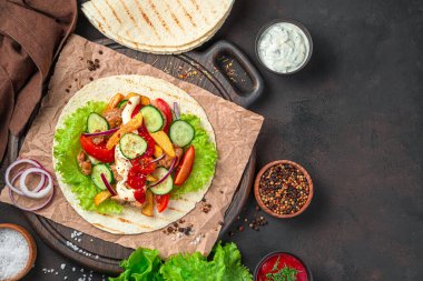 Kahverengi arka planda Meksika tacosu pişirmek. Üst görünüm, alanı kopyala.