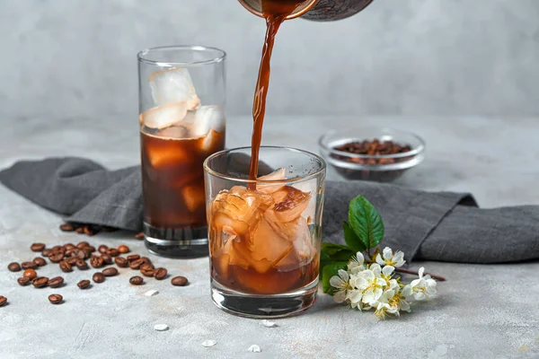 Faire Café Glacé Sur Fond Gris Verser Café Dans Verre — Photo