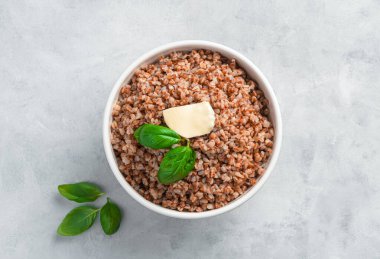 Gri arka planda tereyağlı haşlanmış karabuğday. Üst görünüm, alanı kopyala.