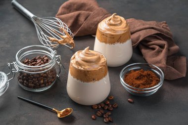 Kahve, dalgona kahvesi ve kahverengi bir arka plan. Yan görünüm, yatay.