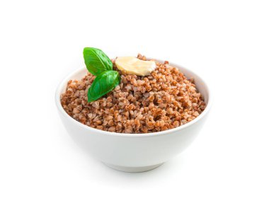 Beyaz tabaktaki karabuğday. Yan görünüm, yakın plan.