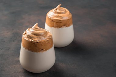 Kahverengi arka planda Dalgona kahvesi. Yatay görünüm, alanı kopyala.