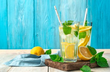 İki bardakta limonlu ve naneli yaz içeceği. Limonata. Yan görünüm.
