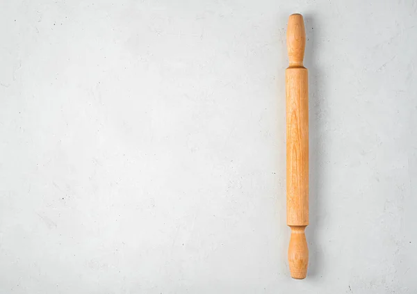 灰色の背景に木製の圧延ピン 料理の背景 トップビュー コピースペース — ストック写真