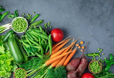 Koyu mavi arka planda taze sebzeler..