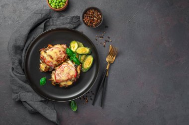 Mantarlı et, domates ve peynirli yanında koyu gri arka planda bir tabak taze kabak. Üst görünüm, alanı kopyala.