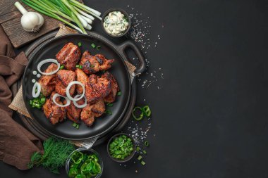Yangında ızgara et, taze otlar ve koyu bir arka planda soğan ve kopyalamak için yer var. Üst Manzara. Kebap, barbekü.