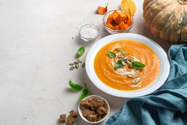 Kürbiscremesuppe Mit Kürbiskernen Und Basilikum Auf Grauem Hintergrund Seitenansicht Platz — Stockfoto