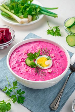 Açık gri arka planda yumurtalı sağlıklı soğuk pancar çorbası..