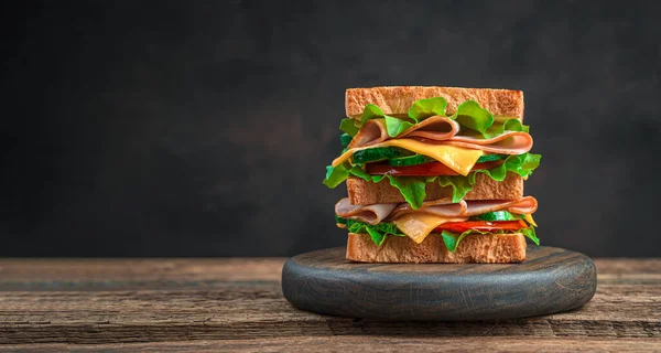Jambonlu, peynirli, taze sebzeli ve kahverengi arka planda fotokopi alanı olan duble sandviç.. — Stok fotoğraf