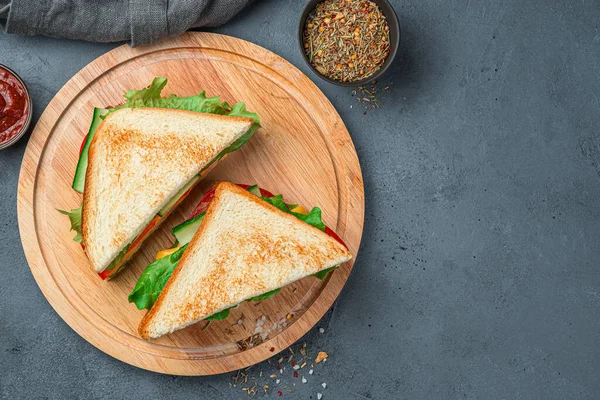 Hindili sandviçler ve gri-mavi arka planda taze sebzeler. — Stok fotoğraf