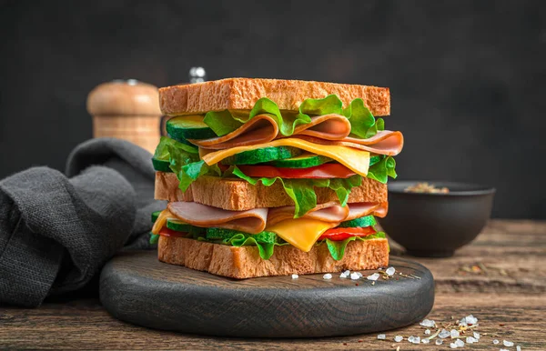 Panino Doppio Con Prosciutto Formaggio Verdure Fresche Una Tavola Legno — Foto Stock