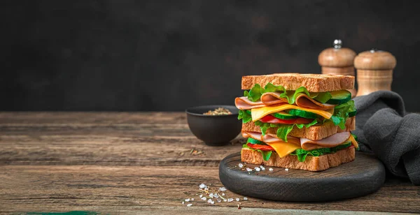 Sebzeli Jambonlu Peynirli Kızarmış Tostlu Nefis Bir Kulüp Sandviçi Yan — Stok fotoğraf