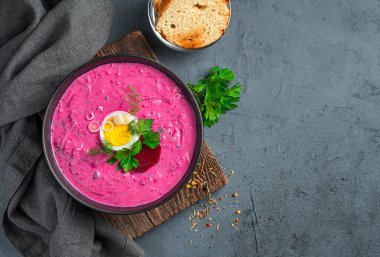 Bitki ve yumurtalı pancar çorbası. Sağlıklı, yaz çorbası. Üst görünüm, alanı kopyala.