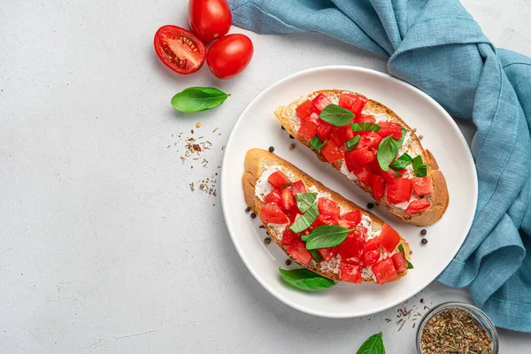 Smörgåsar Med Stekt Rostat Bröd Feta Och Tomater Grå Bakgrund — Stockfoto