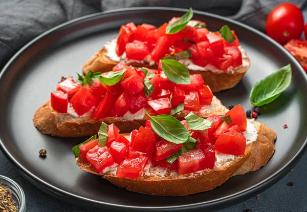 Bruschetta Med Tomat Basilika Och Färskost Närbild Italiensk Förrätt Sidovy — Stockfoto