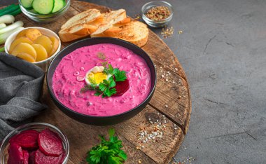 Soğuk pancar çorbası, taze bitkiler, yumurta, patates ve kefir. Geleneksel bir Litvanya yemeği. Yan görünüm, kopyalamak için boşluk.