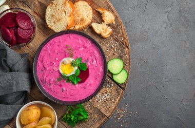 Malzemelerin arka planında otlu pancar çorbası ve yumurta. Üst görünüm, alanı kopyala.