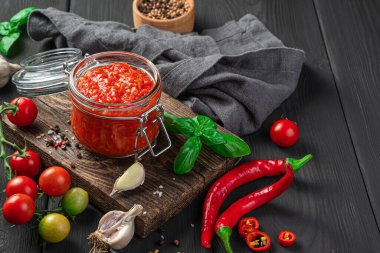 Cam bir kavanozda domates sosu var. Biber ve fesleğenli marinara sosu makarna ve pizza için sos..