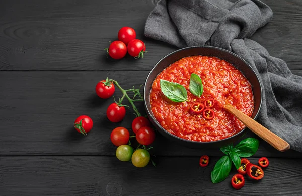 Salsa Tomate Bol Sobre Fondo Negro Con Tomates Cherry Albahaca — Foto de Stock