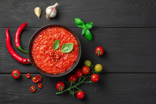 Salsa Tomate Ingredientes Sobre Fondo Madera Negra Vista Superior Espacio — Foto de Stock