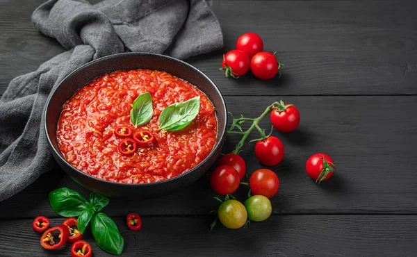 Salsa Tomate Casera Con Albahaca Sobre Fondo Negro Vista Lateral — Foto de Stock