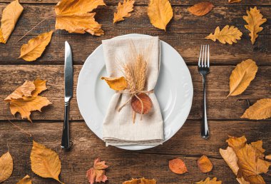 Şenlik, sonbahar, mutfak arka planı, tabak, peçete ve çatal bıçak servisi..