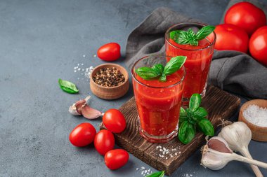 Fesleğen, tuz ve baharatlı taze domates suyu..