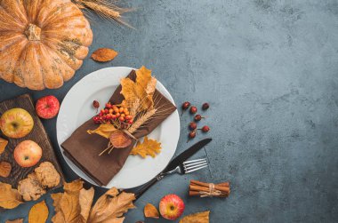 Şenlik, aşçılık, sonbahar arkaplanı, beyaz tabak, sonbahar yaprakları ve balkabağı..