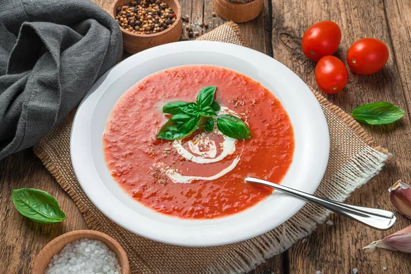 Purê de tomate com manjericão close-up. Sopa vegetal e saudável. — Fotografia de Stock