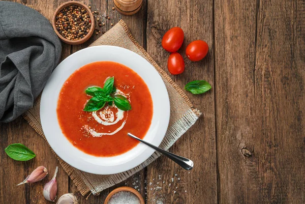 Kahverengi arka planda domates ve baharatlı domates çorbası püresi..