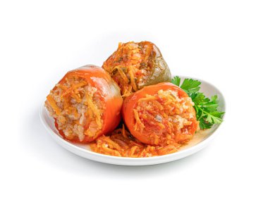 Ev yapımı, doldurulmuş biber, beyaz arka planda izole edilir..