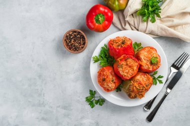 Gri arka planda et ve pirinçle doldurulmuş biber..