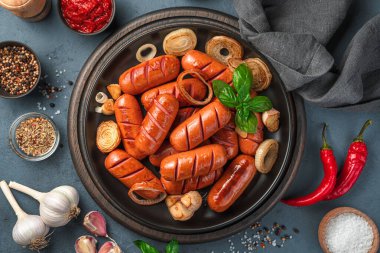 Lezzetli kızarmış sosis, baharat, sarımsak ve soğan. Üst görünüm, yakın çekim.