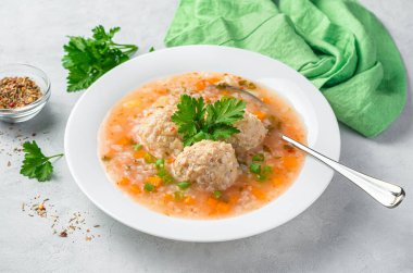 Hindi köfteli çorba ve taze otlu pilav. Yan görüş, yakın çekim. Sağlıklı yemek..